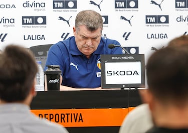 Ron Gourlay em entrevista coletiva no Valencia CF.