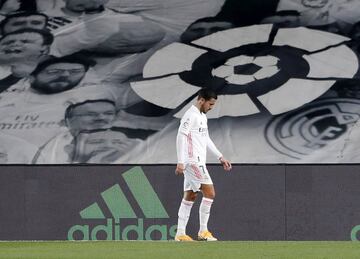 Eden Hazardfue sustituido por problemas f¨ªsicos.