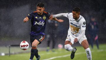 Pumas' Brazilian player Higor Meritao (R) vies for the ball with Cristian Roldan (L) of the Seattle Sounders during their first leg CONCACAF Champions League final match at the Olimipico Universitario in Mexico City, on April 27, 2022. (Photo by ALFREDO ESTRELLA / AFP)