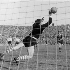 ¡Carmelo para un penalti a Kubala!