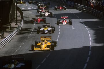 Se había quedado con las ganas de vencer en Mónaco tres años, en especial el primero cuando rozó el triunfo, pero a la cuarta comenzaría el verdadero idilio de Senna con el circuito por excelencia de la F1, donde hasta el día de hoy nadie ha conseguido ganar tantas veces como él: seis. Ayrton puso en marcha su contador de victorias allí en 1987, en la que era su tercera temporada con Lotus. Se clasificó segundo y aprovechó una avería de Mansell en el turbo cuando lideraba para vencer por 33 segundos de ventaja sobre Piquet.