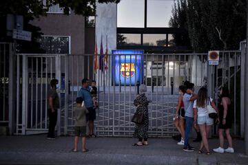 Pasaban las horas y los aficionados seguían acumulándose frente a los despachos del equipo catalán. Empezaban a asumir de forma real su marcha tras ver el vídeo de agradecimiento colgado en redes.