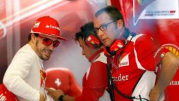 Fernando Alonso sonr&iacute;e en presencia del jefe del equipo Ferrari, Stefano Domenicali, durante la calificaci&oacute;n del Gran Premio de Italia disputado el pasado septiembre en Monza. 