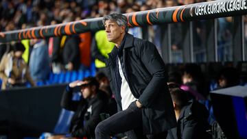 SAN SEBASTIÁN, 28/11/2024.- El entrenador de la Real Sociedad, Imanol Alguacil, durante el partido de la Liga Europa que Real Sociedad y Ajax de Ámsterdam disputan este jueves en el Reale Arena, en San Sebastián. EFE/Javier Etxezarreta