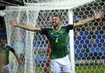 McAuley celebra el primer gol de Irlanda del Norte en una Eurocopa.
