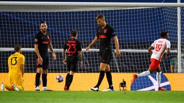 Oblak, Koke, Trippier y Llorente, del Atlético, cabizbajos tras un gol del Leipzig.