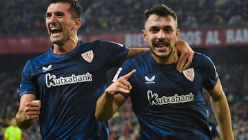 SEVILLA. 04/01/2024. - El defensa del Athletic Club Aitor Paredes (d) celebra su gol, segundo del equipo, durante el partido de la jornada 19 en Primera División que Sevilla FC y Athletic Club de Bilbao disputan este jueves en el estadio Ramón Sánchez-Pizjuán, en Sevilla. EFE/ Raúl Caro.
