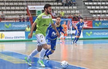 Taffy, con la camiseta del Palma Futsal, pelea un balón con Rivillos, del Movistar Inter.
