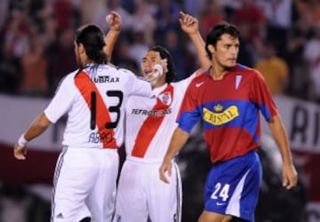 Radamel Falcao García, en su etapa en River Plate, enfrentó a Universidad Católica por la Copa Libertadores de 2008. En River además estaba Alexis Sánchez y en la UC estaba Gary Medel.