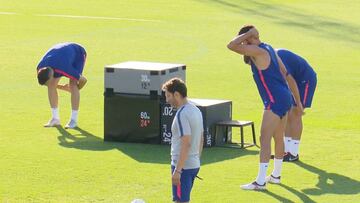 Costa hace de todo un show: ojo al movimiento de cadera