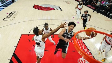 Dylan Harper anota una bandeja tras superar la defensa de Scoot Henderson.