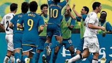 <b>UNA FIESTA. </b>Todos los jugadores de Brasil, suplentes y titulares, celebraron por todo lo alto un nuevo gol de Ronaldinho 162 días después.