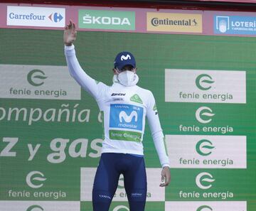 Enric Mas con el maillot blanco, mejor joven de la Vuelta