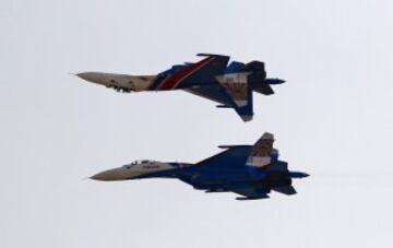 Acrobacias de dos aviones Sukhoi Su-27 del equipo Russian Knights.