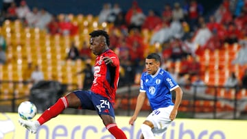 AMDEP2257. MEDELLÍN (COLOMBIA), 12/03/2026.- José Ortiz (i) de Medellín disputa el balón con Bruno Larregui de Juventud este jueves, durante un partido de la Copa Libertadores entre Independiente Medellín y Juventud en el estadio Atanasio Girardot, en Medellín (Colombia). EFE/STR
