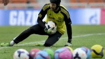 Petr Cech, entren&aacute;ndose en el Shah Alam Stadium de Malasia.