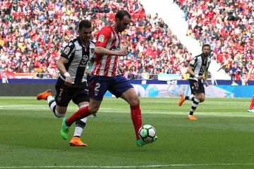 El defensa uruguayo del Atlético de Madrid, Diego Godín, protege el balón ante la presencia del delantero del Levante, Armando Sadiku.