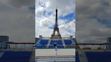 Desde sus redes sociales la organización presumió como se verán los duelos de ‘voley’, de fondo la Torre Eiffel con los aros olímpicos es impactante.