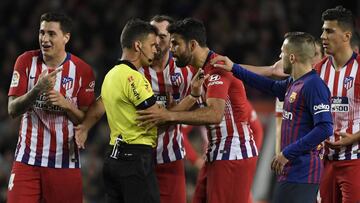 Diego Costa habla con Gil Manzano tras ser expulsado.