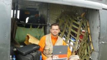 <b>DURO VIAJE. </b>Nuestro enviado especial, en el helicóptero.