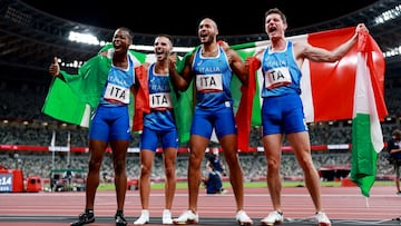 Tokyo 2020 Olympics - Athletics - Men&#039;s 4 x 100m Relay - Final - Olympic Stadium, Tokyo, Japan - August 6, 2021. Lorenzo Patta of Italy, Filippo Tortu of Italy, Lamont Marcell Jacobs of Italy and Eseosa Desalu of Italy celebrate after winning gold REUTERS/Kai Pfaffenbach