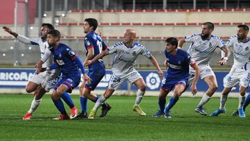 Una jugada del partido entre el Amorebieta y el Tenerife.