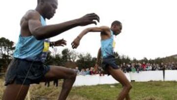 El keniano Joseph Ebuya (izq.) junto a su compatriota Japhet Korir durante la 59 edición del Cross de San Sebastián.