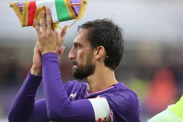 El capitán de la Fiorentina, Davide Astori, fue encontrado muerto a los 31 años de edad en el hotel de concentración en Údine, dónde se encontraba el conjunto viola para disputar la vigésimoséptima jornada liguera. La Serie A aplazó el resto de partidos t