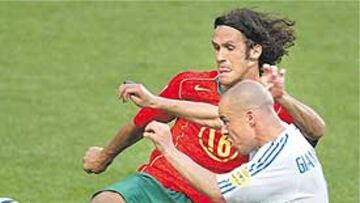 <b>EL COMPLEMENTO DEL MURO. </b>Carvalho, en la imagen con Giannakopoulos, sería la pareja ideal de Samuel.