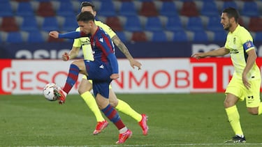 Bardhi controla un balón.