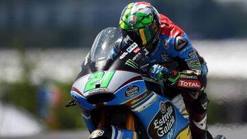 Italy&#039;s rider Franco Morbidelli competes on his Kalex Estrella Galicia 0,0 Marc VDS N&deg; 21 during a Moto 2 race of the French motorcycling Grand Prix, on May 21, 2017 in Le Mans, northwestern France. / AFP PHOTO / GUILLAUME SOUVANT