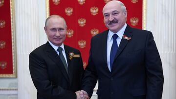 Vladimir Putin saluda Alexander Lukashenko antes del desfile del Día de la Victoria de 2020 en Moscú.
