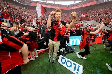 Los aficionados del Bayer Leverkusen invadieron en masa el césped del BayArena tas finalizar el encuentro y celebrar el primer título en la Bundesliga de su equipo.