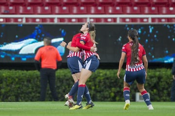 Al minuto 16', Chivas se adelantó en el marcador con gol de Brenda Viramontes tras un contragolpe que la dejó en mano a mano