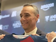 José Luis Oltra, con la camiseta del Huesca.