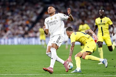 Kylian Mbappé em treinamento com a seleção francesa, com dores no tornozelo direito.