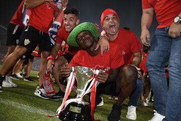 Jugadores y aficionados del Almerí­a celebran en el estadio de los Juegos Mediterráneos el ascenso a Primera División.