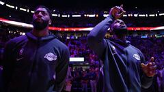 LeBron James y Anthony Davis, antes de un partido de la NBA de Los Angeles Lakers