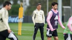 El técnico portugués Carlos Carvalhal observa un entrenamiento del Celta.