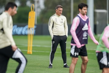 El técnico portugués Carlos Carvalhal observa un entrenamiento del Celta.