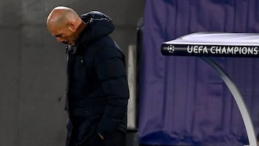 Real Madrid's French coach Zinedine Zidane reacts during the UEFA Champions League group B football match between Real Madrid and Shakhtar Donetsk at the Alfredo di Stefano stadium in Valdebebas on the outskirts of Madrid on October 21, 2020. (Photo by GA