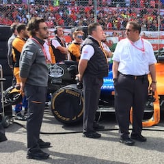 Alonso sale aclamado de Monza