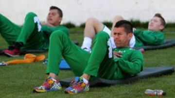 Juan Carlos Arce (c) junto a Alejandro Chumacero (d) y Romel Quiñónez (i) serían titulares en La Paz ante Colombia.