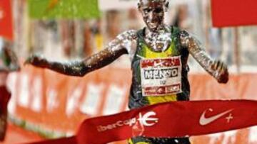 <b>CAMPEÓN EMBADURNADO. </b>Los sprays no perdonaron al keniano Kiprono Menjo, el vencedor.