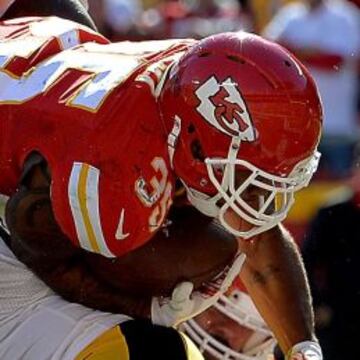 ¡Touchdown de Charcandrick West! Costó, y parece un hecho histórico con los tiempos que corren en Kansas, pero los Chiefs anotaron no uno, sino dos touchdowns resplandecientes.