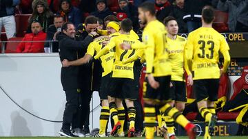 Soccer Football - Bundesliga - 1.FSV Mainz 05 vs Borussia Dortmund - Opel Arena, Mainz, Germany - December 12, 2017 Borussia Dortmund’s Sokratis Papastathopoulos celebrates scoring their first goal with team mates REUTERS/Ralph Orlowski DFL RULES TO LIMIT THE ONLINE USAGE DURING MATCH TIME TO 15 PICTURES PER GAME. IMAGE SEQUENCES TO SIMULATE VIDEO IS NOT ALLOWED AT ANY TIME. FOR FURTHER QUERIES PLEASE CONTACT DFL DIRECTLY AT + 49 69 650050