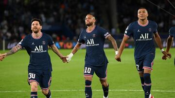 PARIS, FRANCE - SEPTEMBER 28: (L - R) Lionel Messi, Neymar and Kylian Mbappe of Paris Saint-Germain celebrate after victory in the UEFA Champions League group A match between Paris Saint-Germain and Manchester City at Parc des Princes on September 28, 2021 in Paris, France. (Photo by Matthias Hangst/Getty Images)