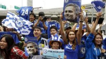 Seguidores de Chelsea esperan la llegada de los jugadores a Bangkok, Tailandia, donde disputar&aacute;n un partido amistoso contra el Singha All-Star.