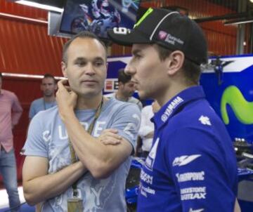 Andrés Iniesta visita los boxes de Yamaha y Honda