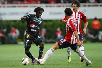 La capital de Ecuador fue escenario de una escandalosa goleada de 5-0 por parte del Deportivo Quito sobre las Chivas, el 17 de abril de 2012. Los autores de la goleada fueron dos jugadores que luego llegaron al futbol mexicano: Matías Alustiza (4) y Fidel Martínez.